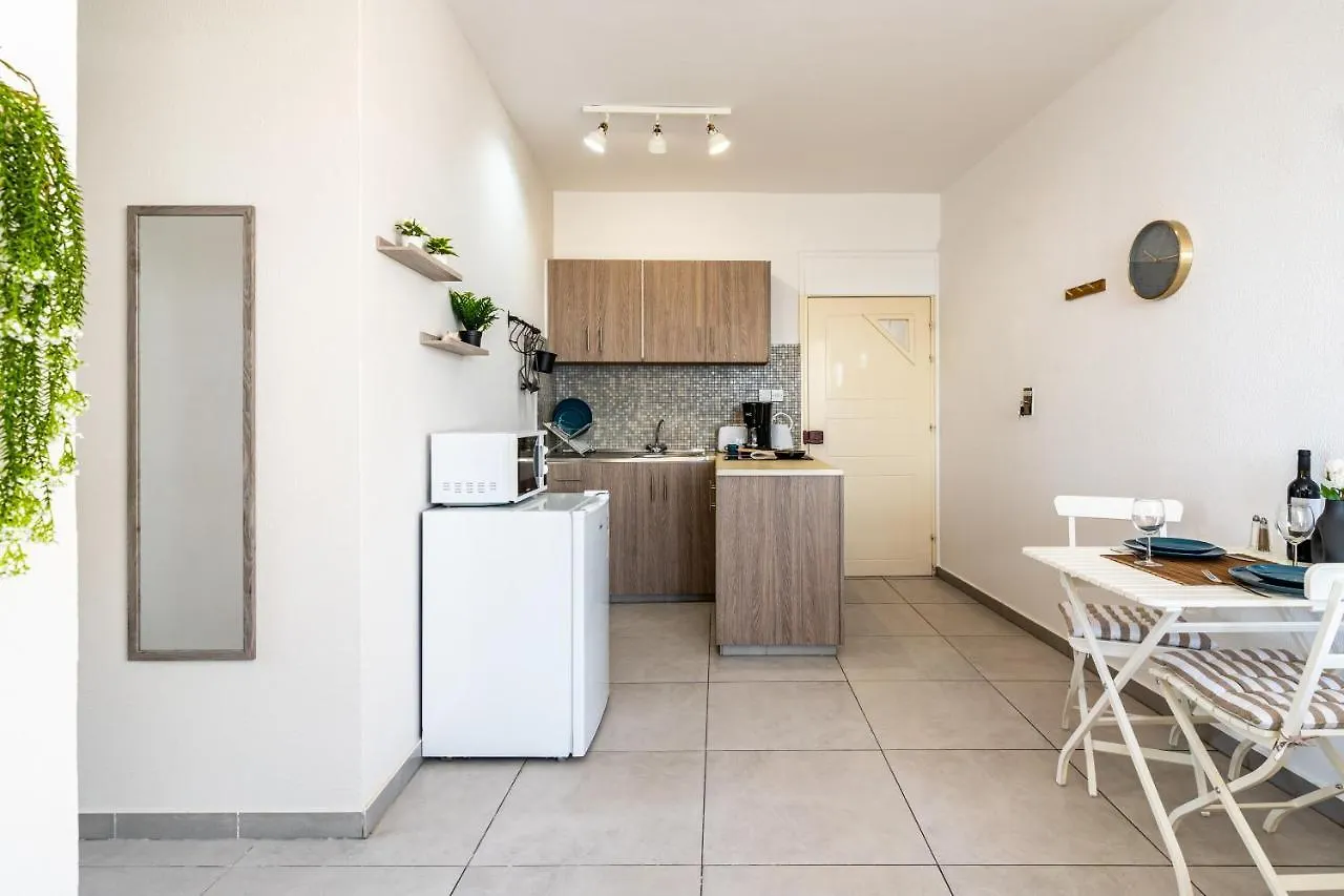 Whispering Palms 1-Br Apt By Finikoudes Beach Larnaca Apartment